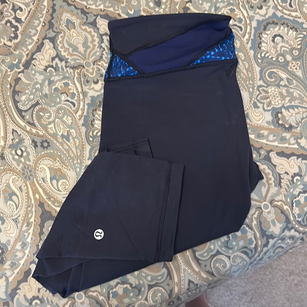 Lululemon size 8 navy wunder under crop leggings